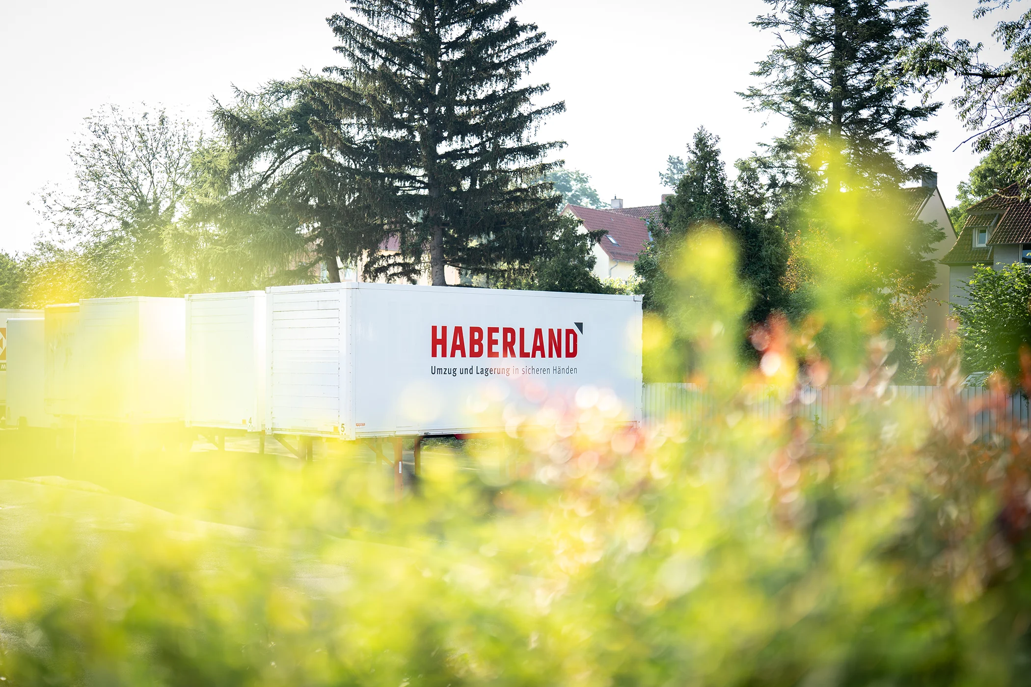 Firmengelände, Bäume, LKW, Fuhrpark, HABERLAND Möbelspedition GmbH