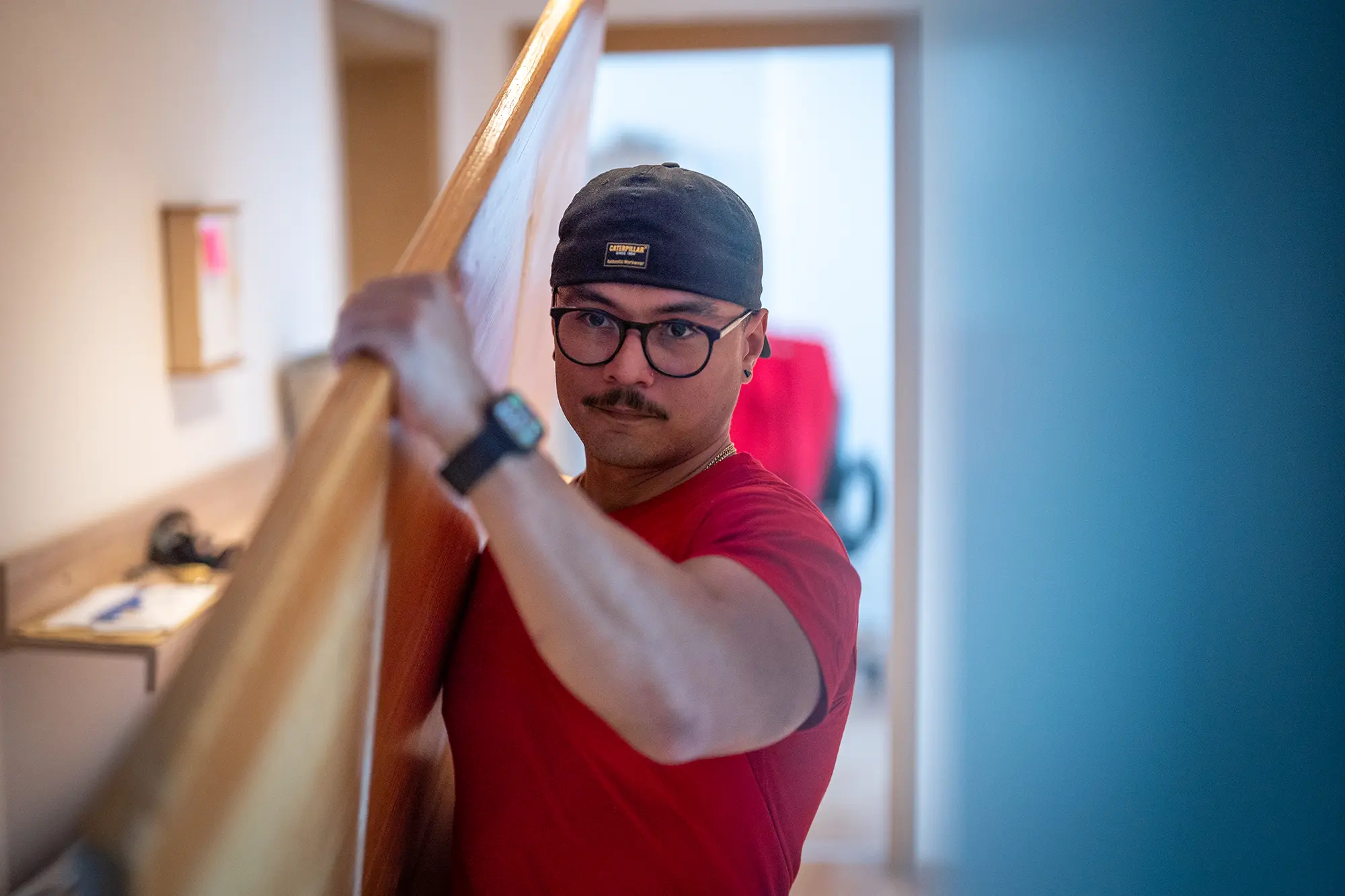 Mitarbeiter von Neumöbellogistik trägt Möbel